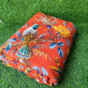 オレンジ色の鳥のプリント柄コットン生地、インドのハンドブロックプリント、ドレスメイキング、室内装飾