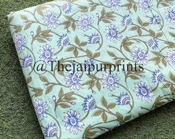 Katoenen stof met groene bloemenprint: handblokmateriaal Indiaas kleermakerij