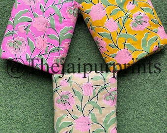 Könnte beinhalten: Drei Stoffmuster mit Blumenmustern. Die Muster sind rosa, gelb und beige mit rosa Blumen und grünen Blättern.
