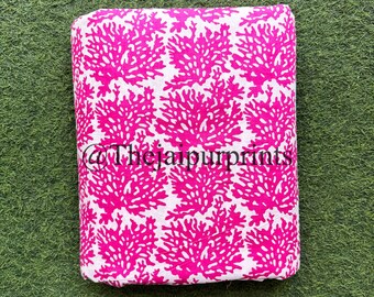 Tela india de algodón con estampado floral rosa, cortada a medida.