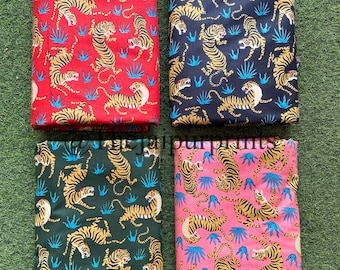Könnte beinhalten: Vier Stoffmuster mit einem sich wiederholenden Muster aus Tigern und Palmen. Die Muster sind rot, schwarz, grün und pink.