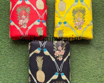 Tecido de algodão artesanal indiano com estampa floral de pássaros e abacaxis.