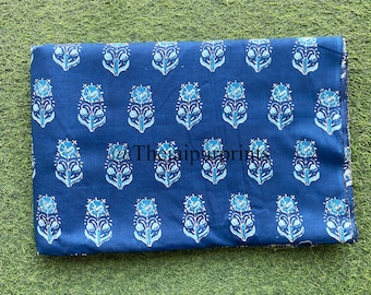 Tela de voile de algodón con estampado floral azul índigo: Estampado a mano con bloques.