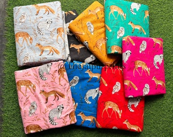 Katoenen stof bosdieren, wasbeer, hert, wolf, uil, vogelprint