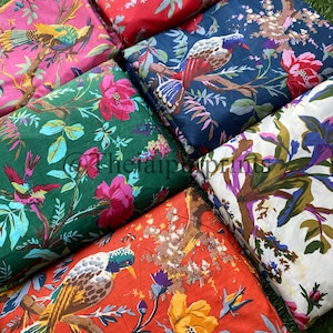 Op de afbeelding: Zes verschillende stofstalen met bloemen- en vogelmotieven. De stoffen zijn in verschillende kleuren, waaronder rood, roze, groen, blauw en oranje. De patronen tonen vogels, bloemen en bladeren.