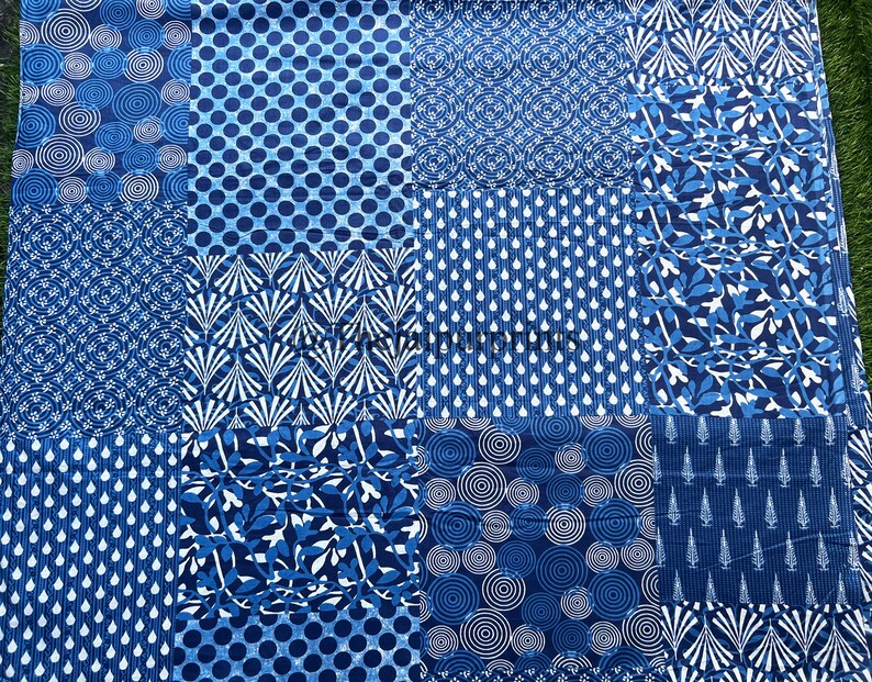 以下が含まれることがあります： 青と白のパッチワーク生地。円形、葉、幾何学模様など、さまざまなパターンが特徴です。