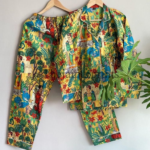 Conjunto de pijama con estampado de Frida Kahlo y arte del jardín: Pijama 100% algodón.