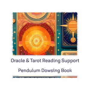 Op de afbeelding: Een kleurrijk beeld van tarotkaarten met een zon- en sterrenontwerp. De tekst "Oracle & Tarot Reading Support Pendulum Dowsing Book" staat onderaan de afbeelding.