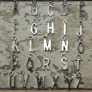 Carta inicial Añadir, Añadir encanto, Añadir inicial, encanto inicial, encanto inicial de plata, letras, alfabeto, personalizado, hallazgos,
