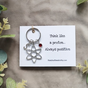 Atom Schlüsselanhänger Atom Schlüsselanhänger Atom Atom Geschenk Atom Anhänger Wissenschaft Schlüsselring Personalisierter Schlüsselanhänger Wissenschaft Geschenk Chemie Lehrer Geschenk