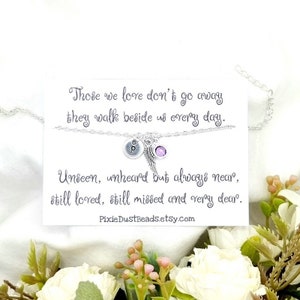 Può includere: Una collana d'argento con un ciondolo che dice "Those we love don't go away, they walk beside us every day." Il ciondolo ha anche una lettera "P" e un'ala d'angelo. La collana è su una carta bianca con il testo "Unseen, unheard but always near, still loved, still missed and very dear. PixieDustBeads.etsy.com"