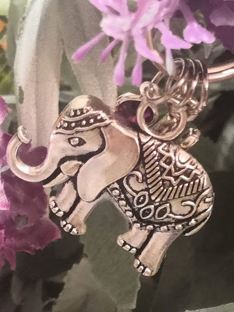 Pu&ograve; includere: Un ciondolo d'argento a forma di elefante con dettagli intricati. L'elefante &egrave; in piedi su tutte e quattro le zampe e ha la proboscide sollevata in aria. Il ciondolo &egrave; decorato con un motivo floreale.