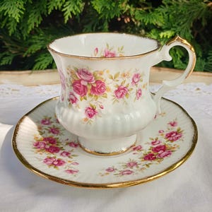 Lovely Elizabethan &quot;Queens Rose&quot; Fine Bone China teacup, Vintage teacup and saucer decoreted with roses.