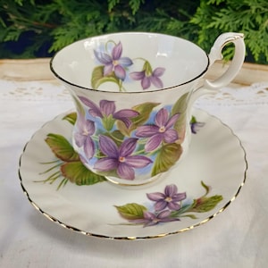 Royal Albert &quot;Purple violet&quot; Bone China England teacup and saucer
