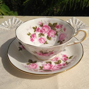 Royal Standard feines Bone China, Vintage Teetasse und Untertasse mit rosa Rosen