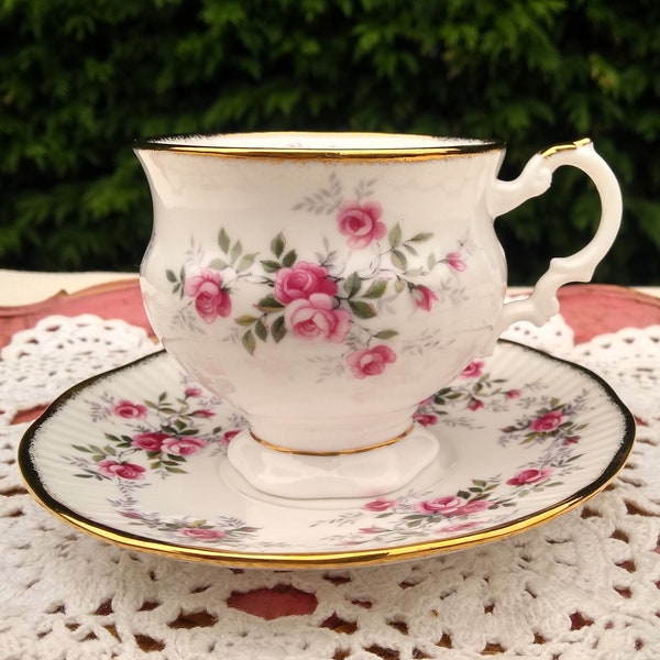 Encantadora taza de té y platillo Queens Fine Bone China, taza de té y platillo Vintage.