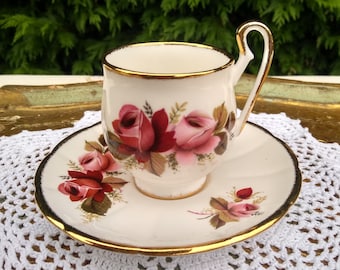 Royal Britain Priory Dale Derbyshire Bone China, biała filiżanka z czerwono-różowymi różami