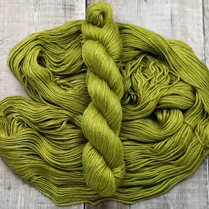 Filato DK tinto a mano, Baby Camel & Silk DK, Maglieria, Uncinetto, Filato tinto Indie, Filato DK, Filato di lusso, Filato di seta di cammello, Filato verde, Tinta unita