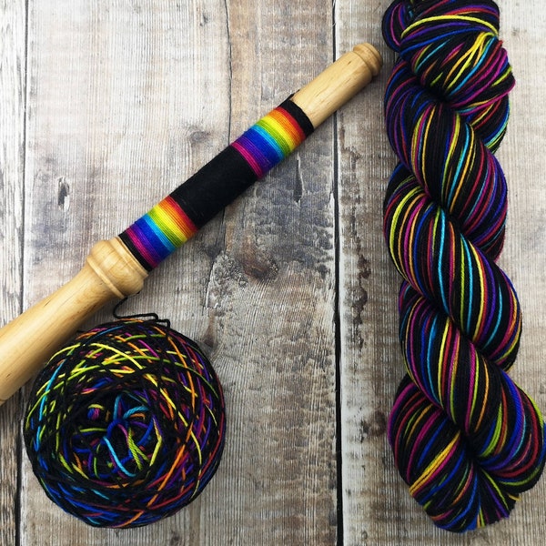 Handgefärbte Sockenwolle, British Skies Schwarz, Gestreifte Sockenwolle, 4-fädig, Fingering Garn, Stricken, Indie Dyed Yarn, Regenbogen, Stricksocken