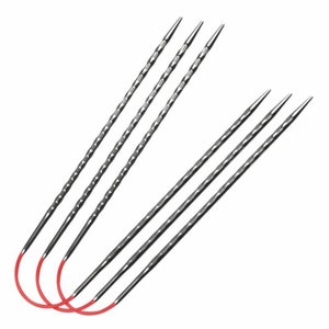 Pode incluir: Quatro agulhas de tricô prateadas com pontas vermelhas. As agulhas estão dispostas em forma de leque.