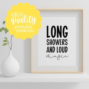 Könnte beinhalten: Ein druckbares Wandbild mit weißem Hintergrund und schwarzem Text, der "Lange Duschen und laute Musik" lautet.
