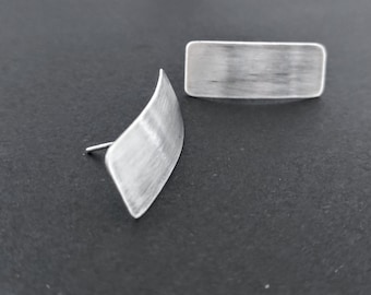 Silversköld. Handgjorda örhängen i sterlingsilver | Dingelörhängen i borstat matt silver | Lätta moderna smycken för kvinnor