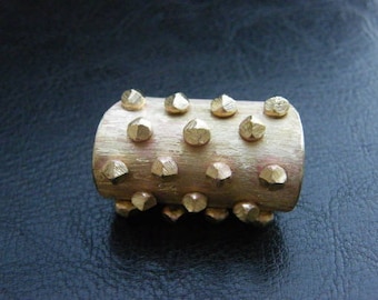 Punte dorate. Anello in ottone fatto a mano con punte intagliate a mano, anello regolabile, adatto per l'uso quotidiano