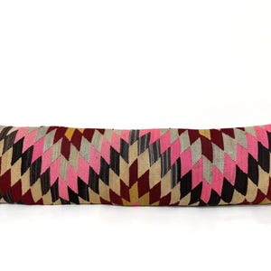 Almofada lombar Kilim de lã natural, preto, vermelho, rosa suave, cor longa, capa de almofada lombar, capa de almofada, almofada étnica primitiva 12x48
