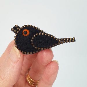 Blackbird Bird Lapel Pin Badge Wool Felt Brooch with Metal Zipper Edging Jacket Accessory Garden Bird Gift for Bird Lovers image 1