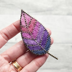 Broche Feuille Épinglette Nuances de violet Feutre fait main et accessoire pour fermeture à glissière Cadeau pour amoureux de la nature image 1