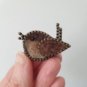 Broche de reyezuelo de fieltro de aguja: broche de pájaro de lana con borde de cremallera.