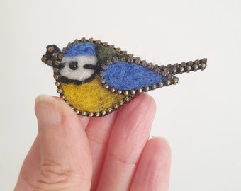 Blue Tit Bird Lapel Pin Badge | Wool Felt Brooch with Metal Zipper Edging | Jacket Accessory | Garden Bird | Gift for Bird Lovers