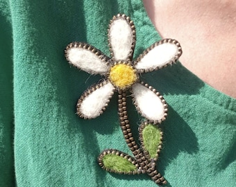 Daisy Felt Brooch with Metal Zipper Edging | Fashion Accessory | Botanical Jewellery | Gift For Gardener