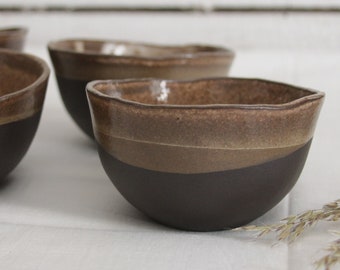 Keramik Becher schlicht und erdig ohne Henkel schwarzbraun minimalistisch für Kaffee Tee