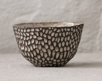 Keramik Becher Steinglas Morchel Koralle getöpfert modern ohne Henkel braun schwarz weiß