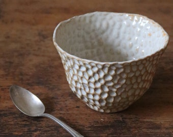 Keramik Becher Steinglas Morchel Koralle getöpfert modern ohne Henkel weiß