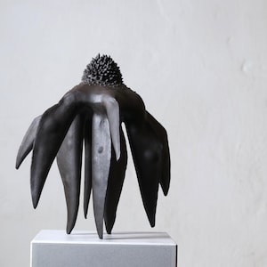 Kunstkeramik Vase aus schwarzbraunem Steinzeug I natürliche Statement Vase I Kunstobjekt I Skulptur zeitgenössisch