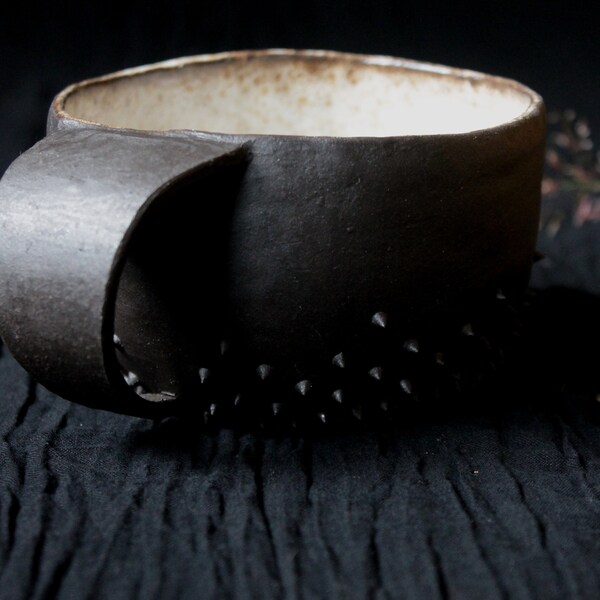 tasse rustique avec pointes en céramique noire