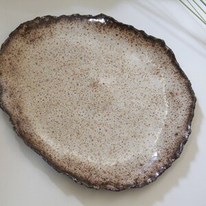ovaler Teller klein Dessertteller schwarz braun beige rustikal organisch getöpfert Bild 5