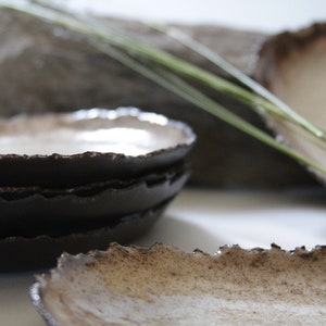 ovaler Teller klein Dessertteller schwarz braun beige rustikal organisch getöpfert Bild 4
