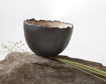 Keramik Becher ohne Henkel schwarz braun rustikal getöpfert moderne Keramik organisch