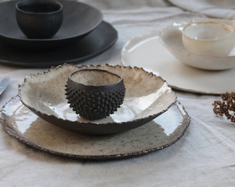 Geschirrset 3-teilig rustikal schwarz braun Teller Schale Stachelschale Keramik getöpfert