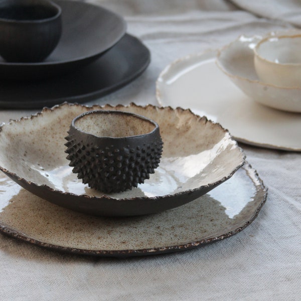 Geschirrset 3-teilig rustikal schwarz braun Teller Schale Stachelschale Keramik getöpfert