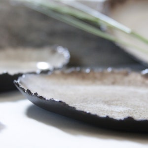 ovaler Teller klein Dessertteller schwarz braun beige rustikal organisch getöpfert Bild 2