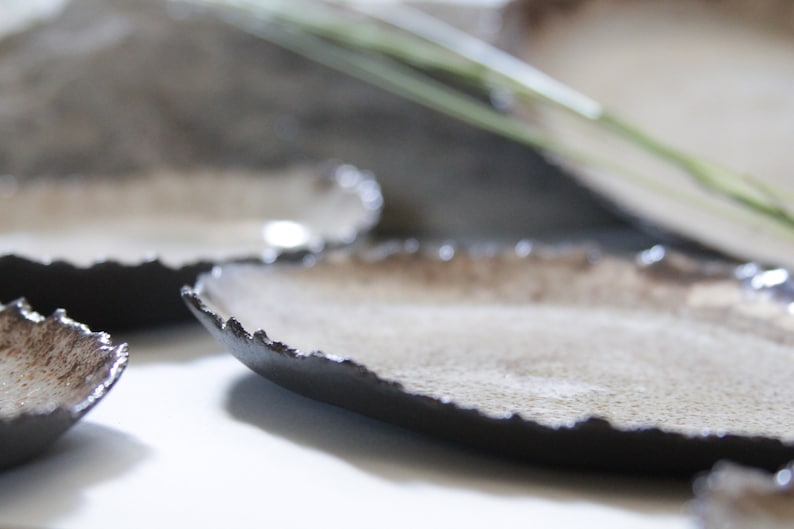 ovaler Teller klein Dessertteller schwarz braun beige rustikal organisch getöpfert Bild 2