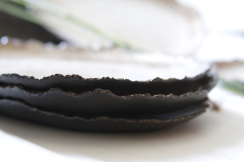 ovaler Teller klein Dessertteller schwarz braun beige rustikal organisch getöpfert Bild 3