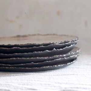 kleiner Teller schwarze Keramik rustikal Bild 3