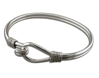 Brazalete pesado de plata esterlina con cierre de gancho y lazo