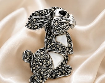 Broche de conejo de plata de ley con marcasita, nácar y ágata negra.