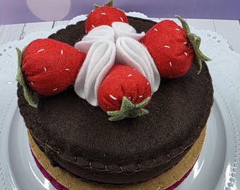 pastel de fieltro de chocolate y frutos rojos